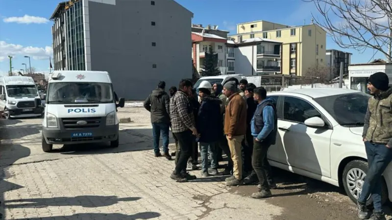 Malatya'da bir şantiyede, işçiler arasında "horlama" meselesi yüzünden çıkan tartışma