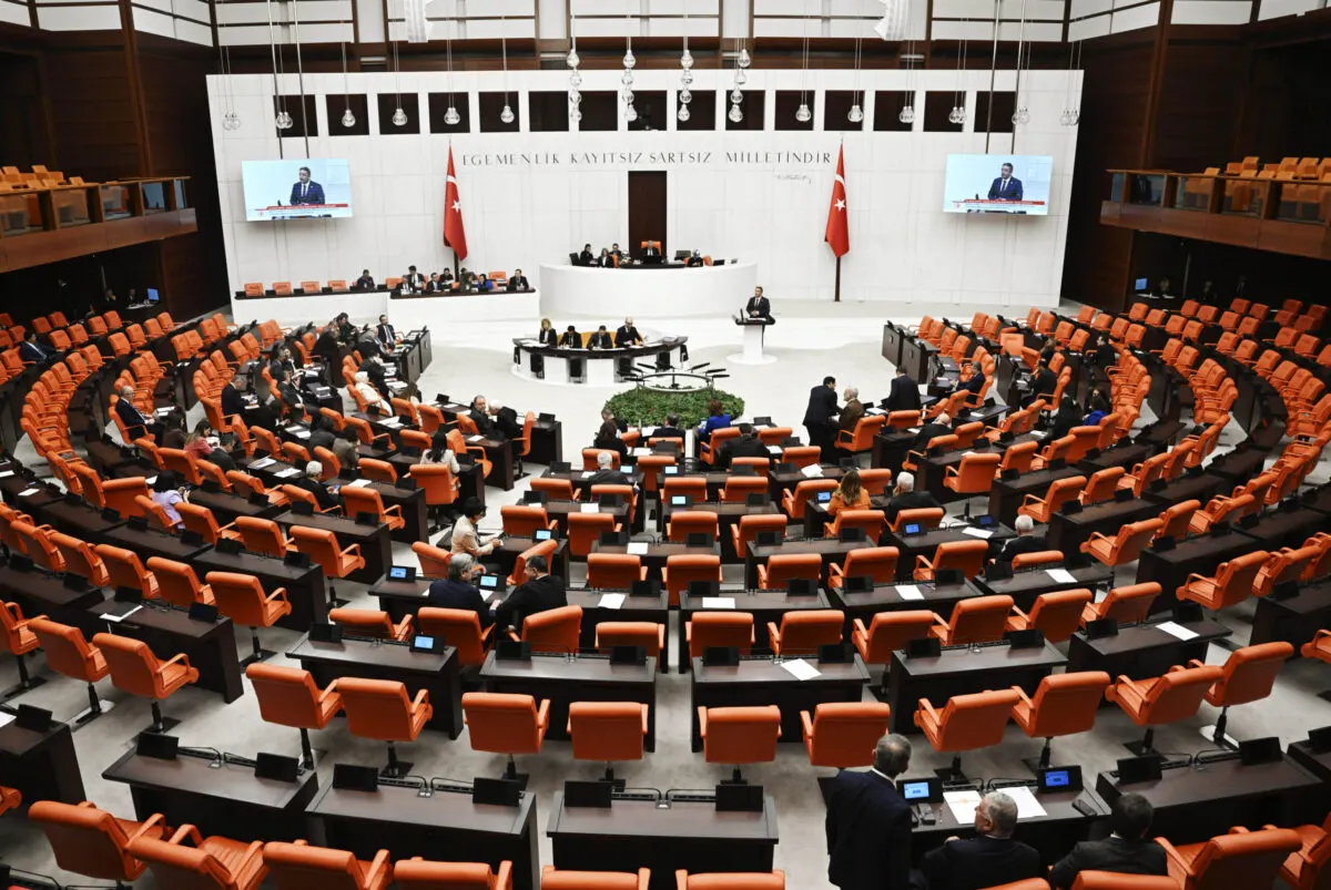 Siyaset kulislerinde erken seçim tartışmaları yeniden alevlendi. AK Parti'nin, yeni