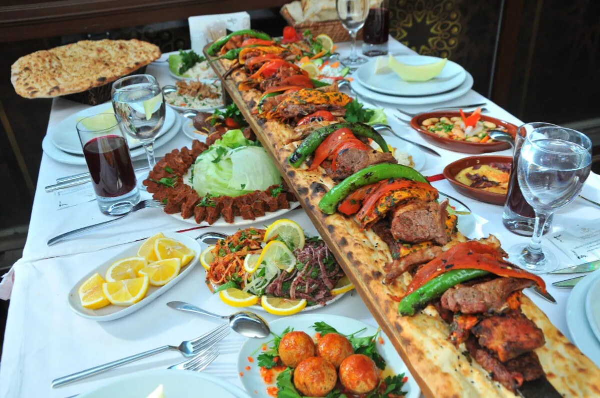 Türkiye'de bazı restoranlar, müşterilere daha uygun fiyatlar sunabilmek ve israfı