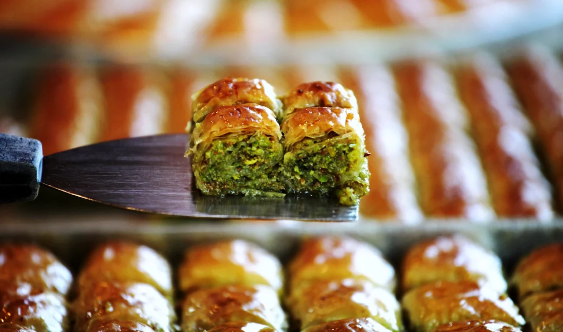 Bayram sofraları, sevdiklerimizle bir araya gelip lezzetli yiyeceklerin tadını çıkardığımız