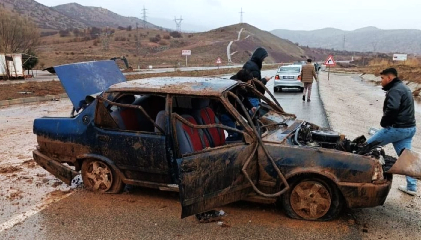 Malatya-Sivas karayolunda meydana gelen trafik kazasında, kontrolden çıkan otomobil takla