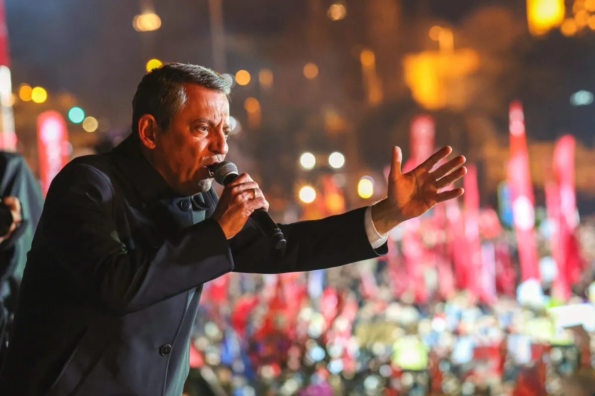 CHP lideri, vatandaşlara seslenerek bazı markalardan alışveriş yapmamalarını istedi. Özel’in