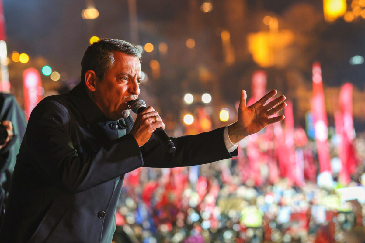 CHP lideri, vatandaşlara seslenerek bazı markalardan alışveriş yapmamalarını istedi. Özel’in