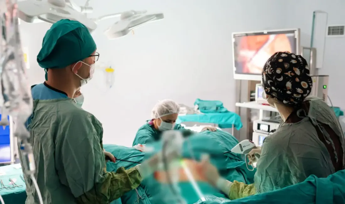 Karın Ağrısıyla Gitti, Rahminden 7 Kilogramlık Tümör Çıkarıldı Malatya'da karın ağrısı şikayetiyle hastaneye başvuran 43 yaşındaki Semra Akgeyik'in