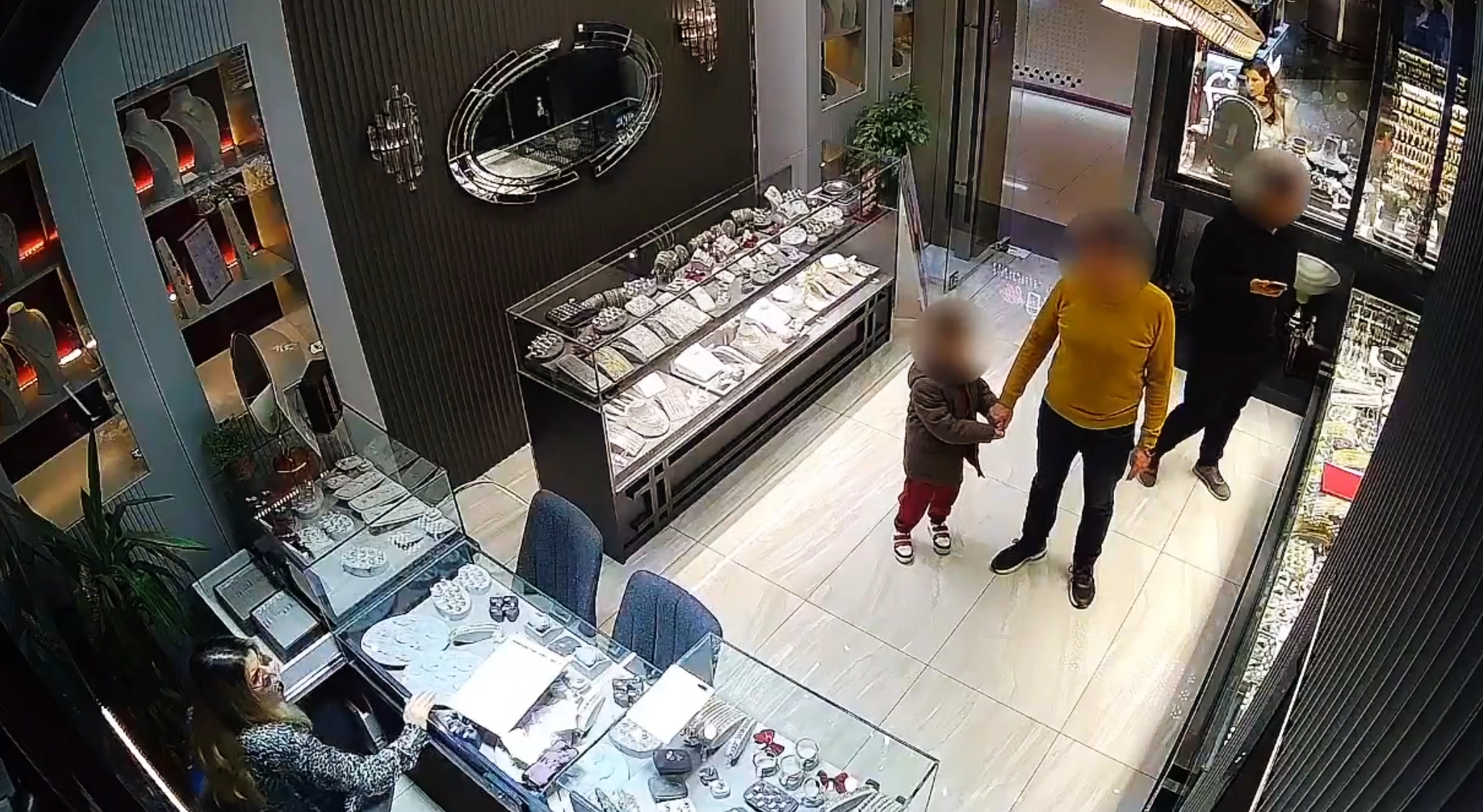 Malatya’da bir kuyumcudan bilezik almaya çalışan dolandırıcı, polis ekiplerinin titiz