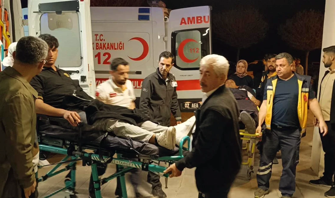 Adıyaman’ın Besni ilçesine bağlı Sayören köyünde düzenlenen bir düğünde bıçaklı