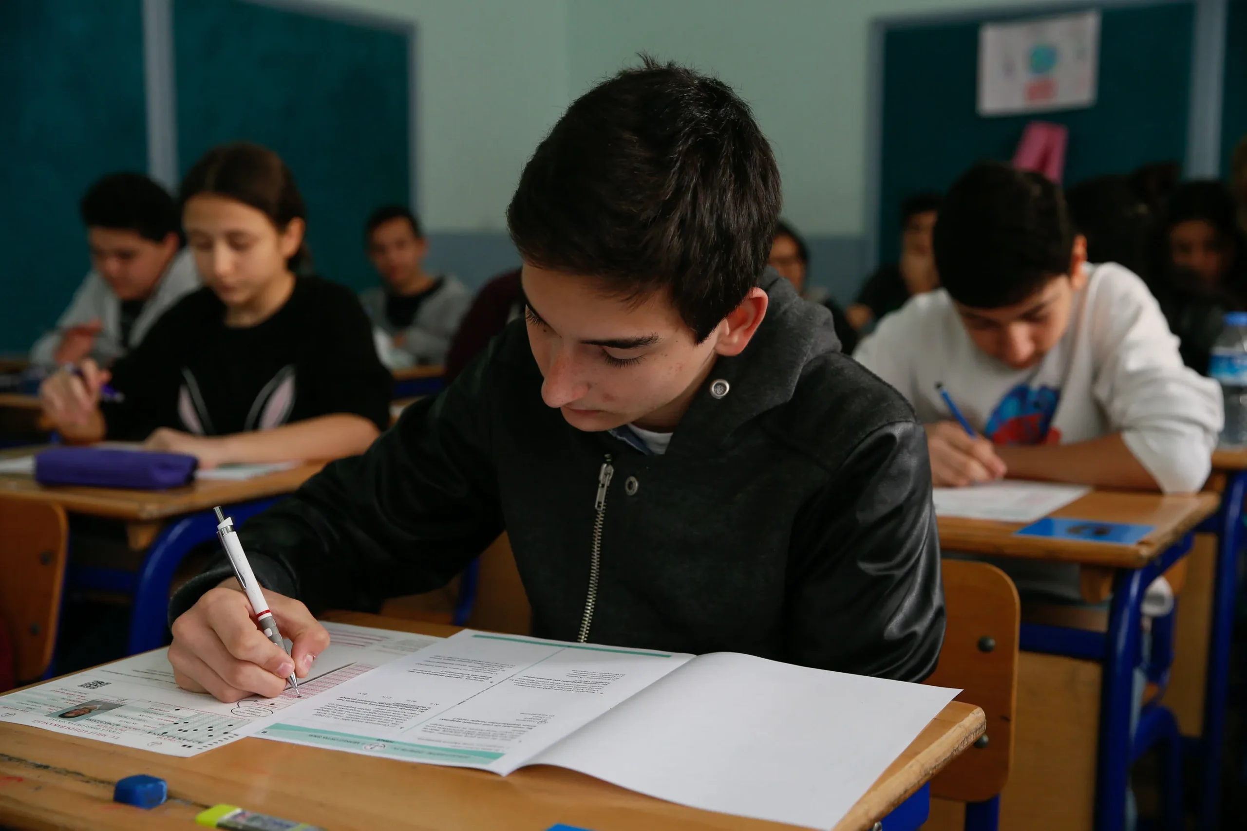 2025 Liselere Geçiş Sistemi (LGS) sınavı başvuruları başladı. Öğrenciler, başvurularını