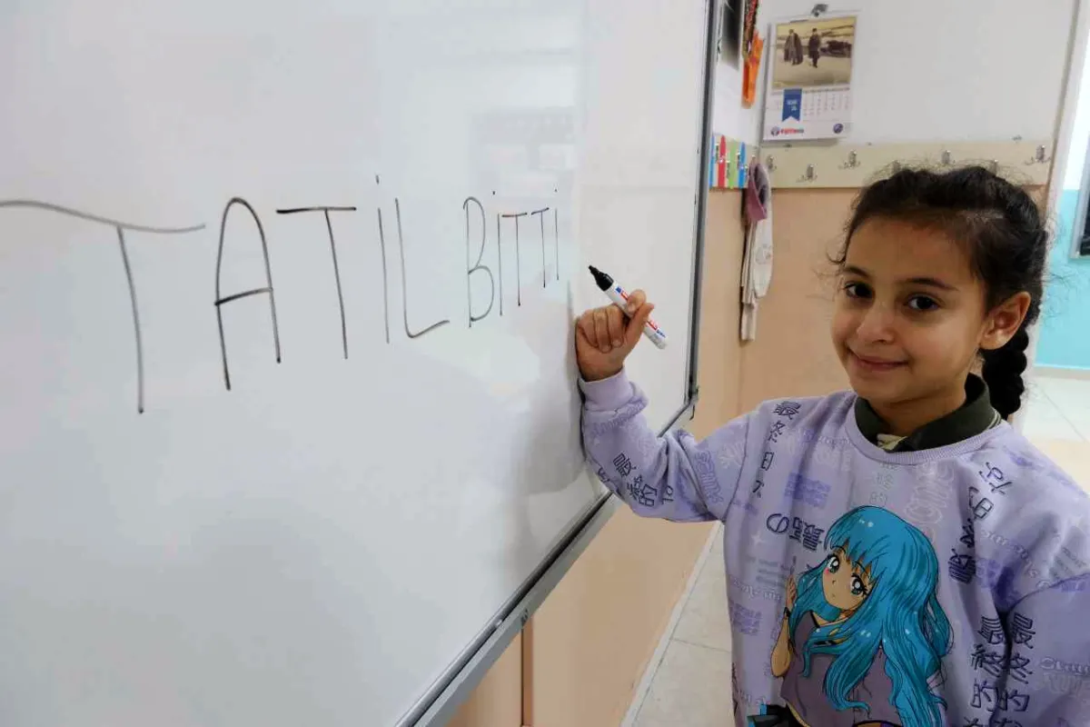 Yaklaşık 20 milyon öğrenci ve 1 milyon 200 bin öğretmen,
