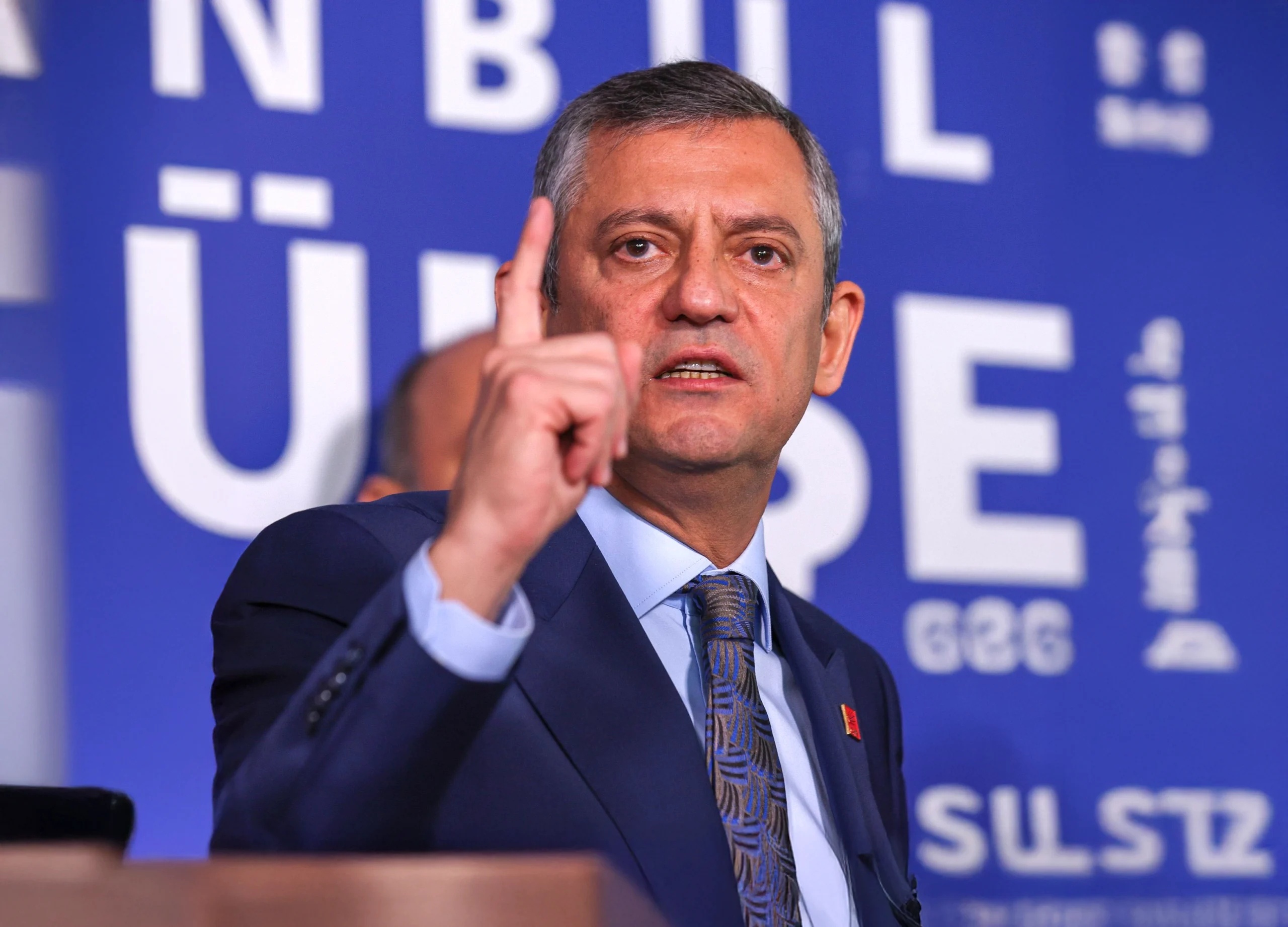 Cumhuriyet Halk Partisi (CHP) Genel Başkanı Özgür Özel, ekonomik zorluklara