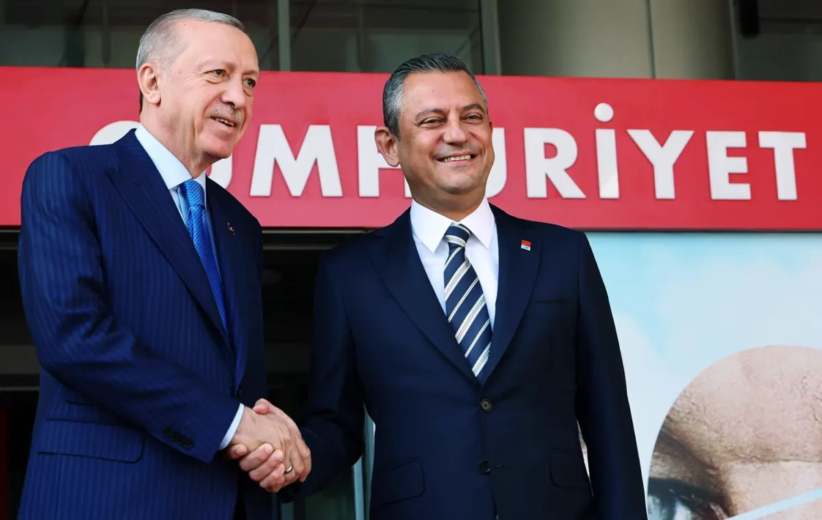 CHP Genel Başkanı Özgür Özel, 26 Nisan 2022'de İstanbul Adliyesi