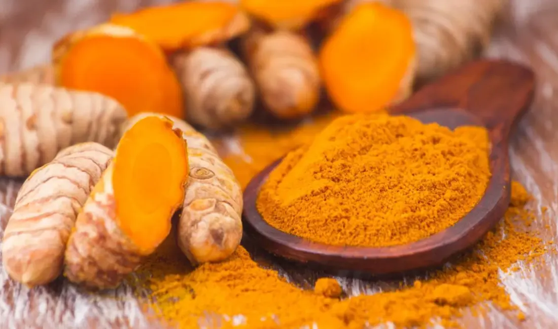 Günlük yaşamda baharat olarak sıkça kullanılan zerdeçal, sadece yemeklere kattığı