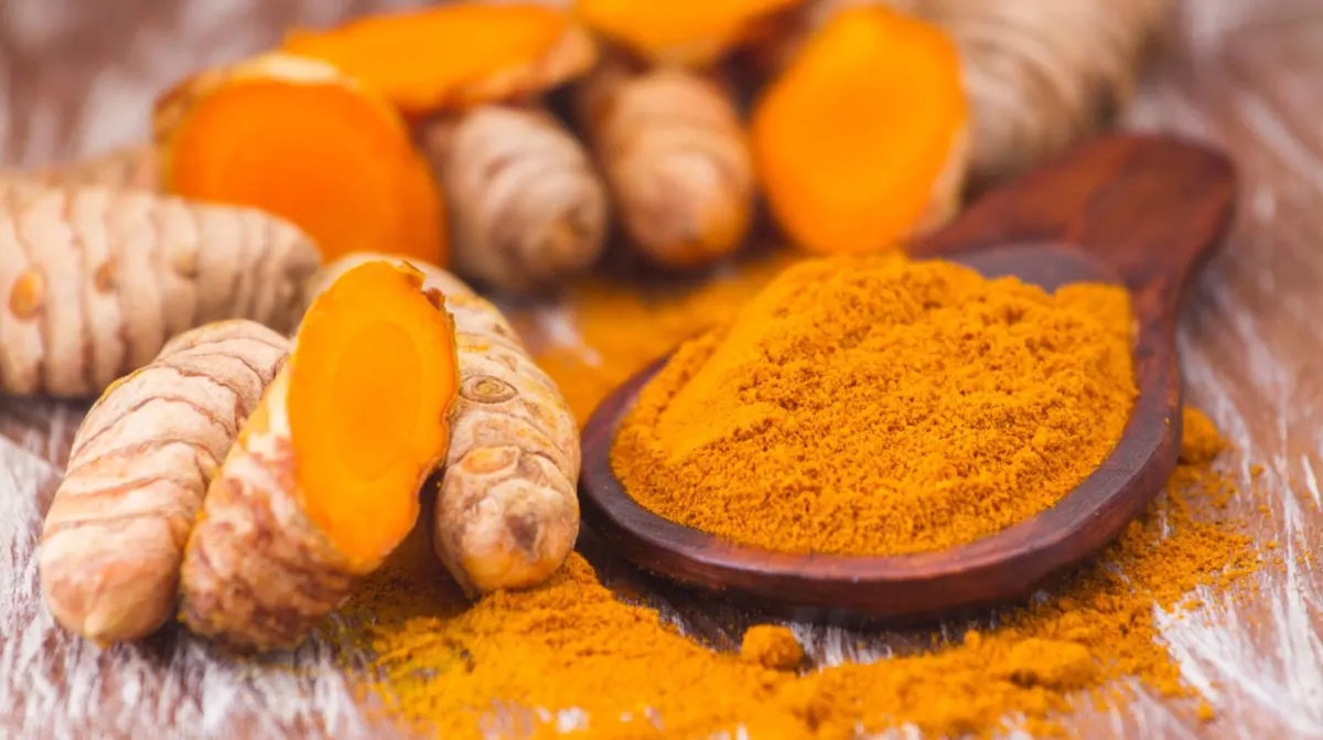 Günlük yaşamda baharat olarak sıkça kullanılan zerdeçal, sadece yemeklere kattığı