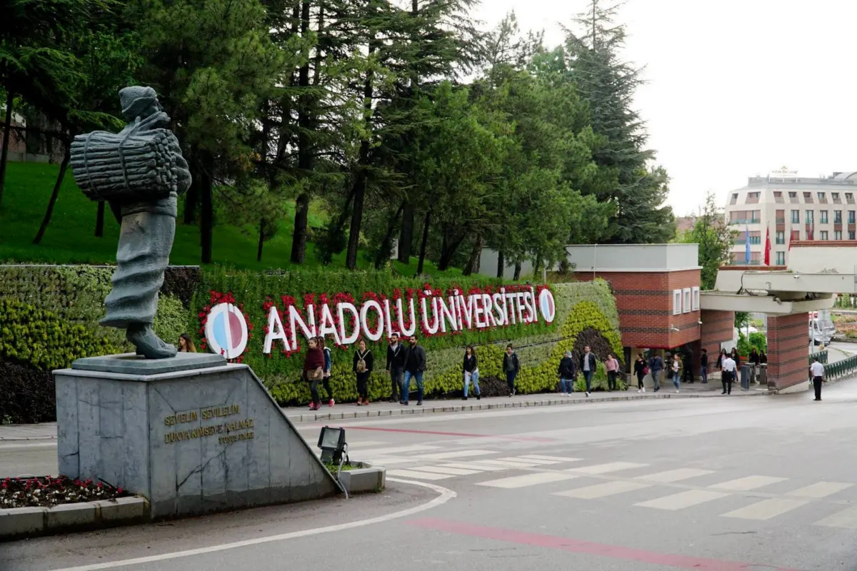 Anadolu Üniversitesi, 2025 yılı personel alım planlaması kapsamında 6 sözleşmeli