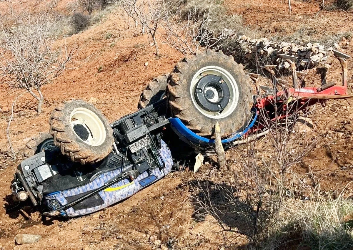 Malatya’nın Hekimhan ilçesine bağlı Sarıkız Mahallesi'nde meydana gelen traktör kazasında,