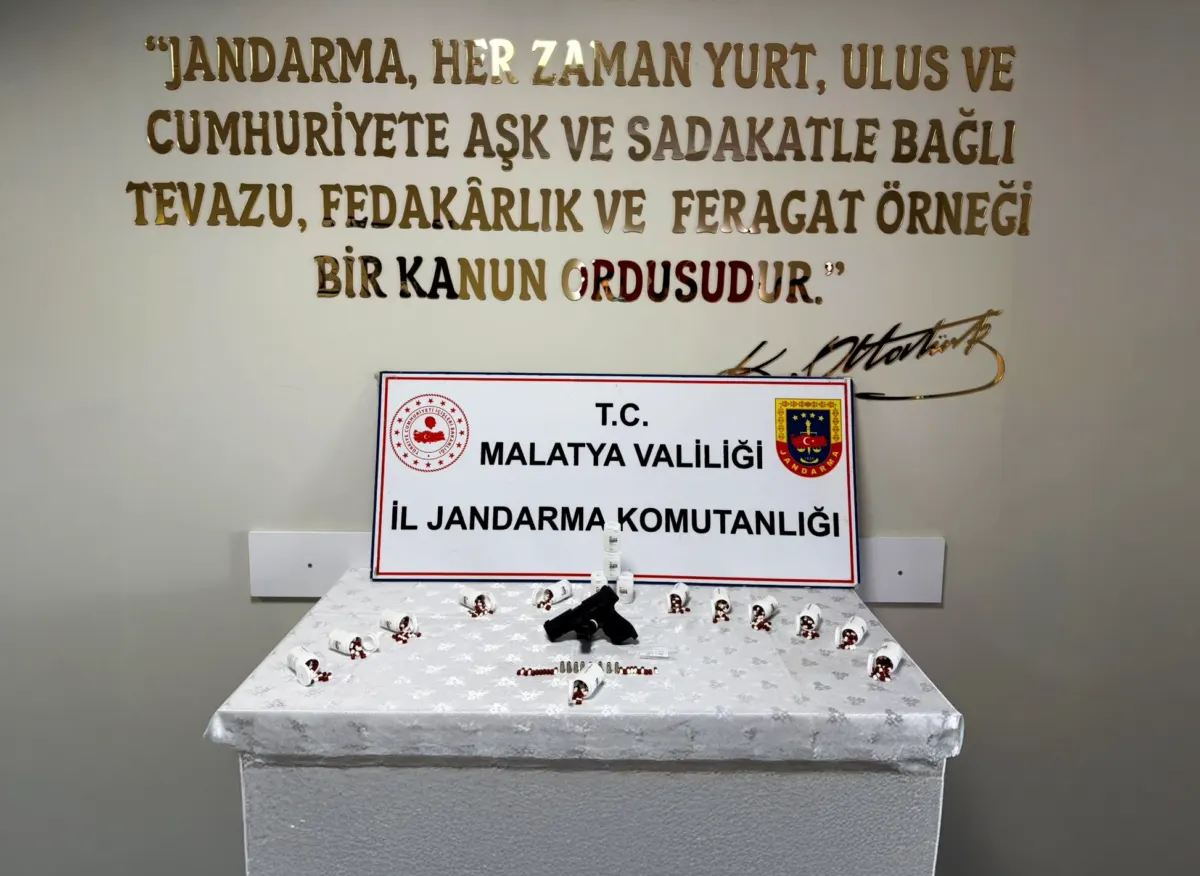 Malatya’nın Yeşilyurt ilçesine bağlı Dilek Mahallesi'nde, jandarma ekiplerinin düzenlediği uyuşturucu
