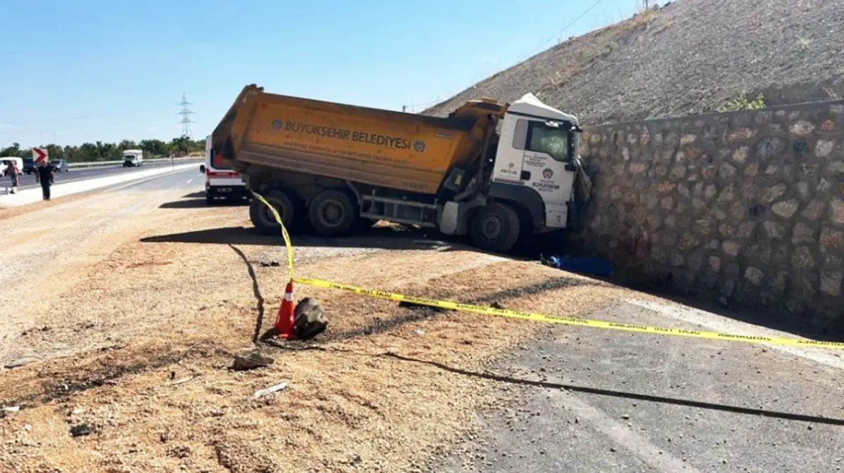 Malatya’da Büyükşehir Belediyesi’ne ait hafriyat kamyonu kontrolden çıkarak önce bariyerlere,