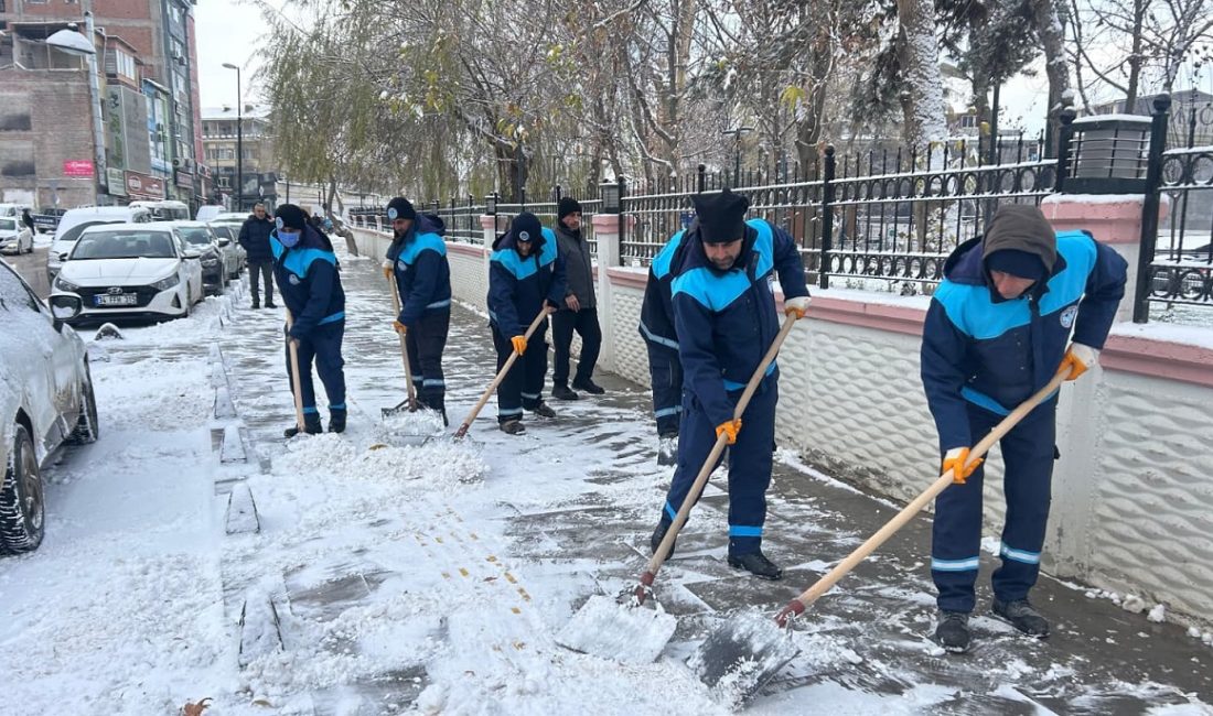 Battalgazi Belediyesi ekipleri, etkili olan kar yağışıyla birlikte ilçe genelinde