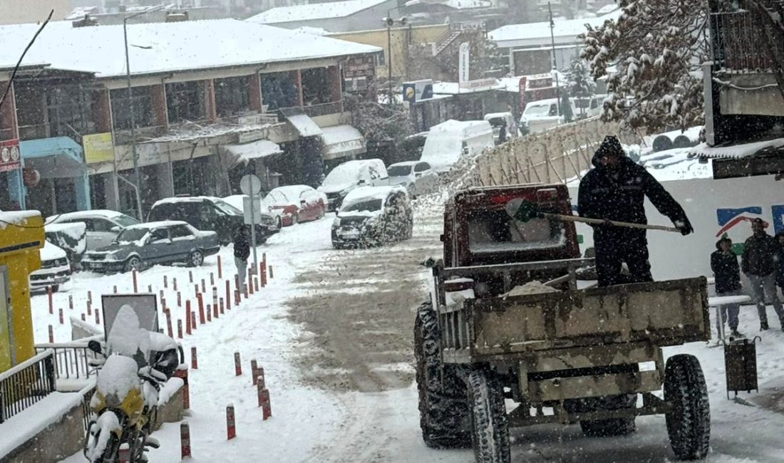 Malatya’nın Darende ilçesinde etkisini artırarak devam eden yoğun kar yağışı