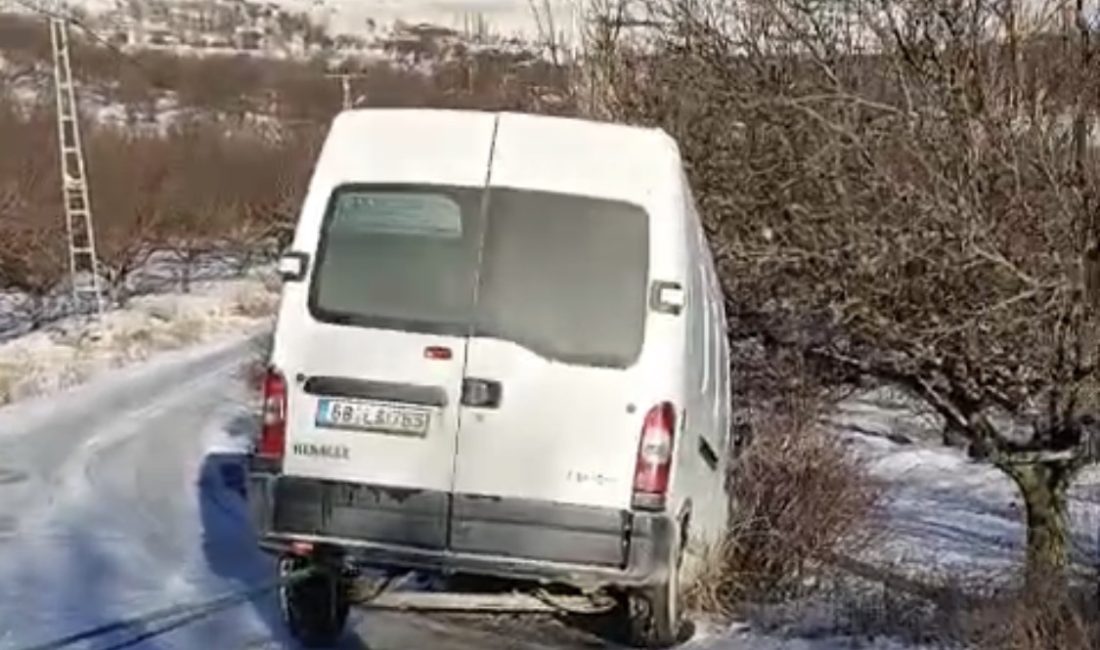 Hekimhan ilçesine bağlı Kurşunlu Mahallesi’nde karla kaplı yolda kayan minibüsün