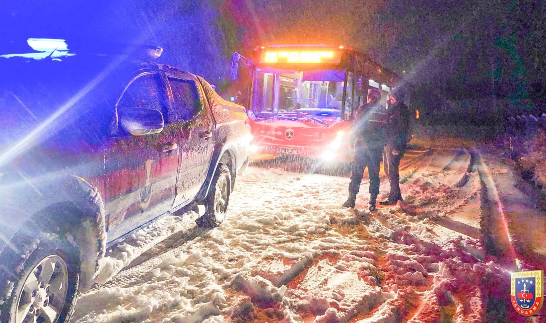 Malatya’da etkili olan yoğun kar yağışı nedeniyle yollarda mahsur kalan