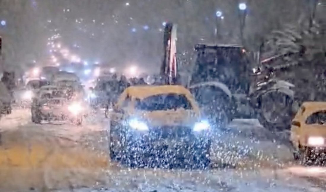 Malatya’nın Doğanşehir ilçesinde etkili olan yoğun kar yağışı nedeniyle kapanan