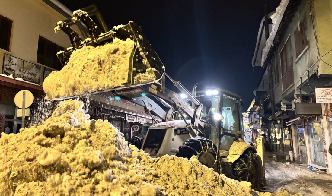 Arapgir’de etkili olan kar yağışı nedeniyle belediye ekipleri, ulaşım güvenliğini