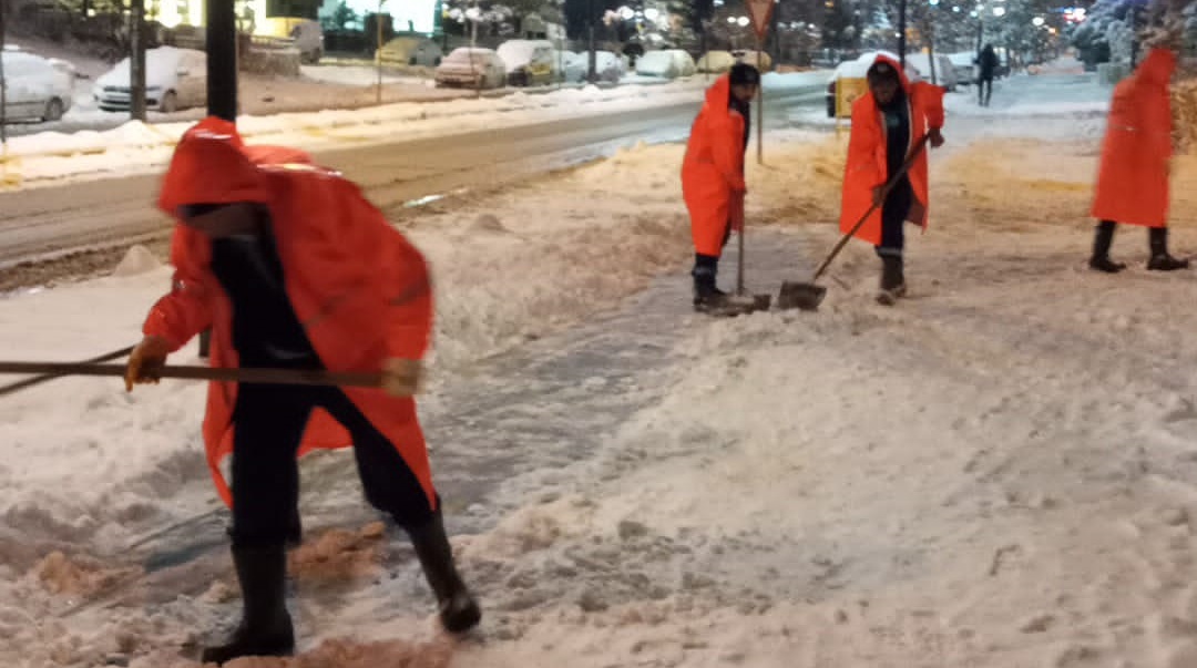 Battalgazi Belediyesi ekipleri, kar yağışıyla birlikte ilçe genelinde gece boyunca
