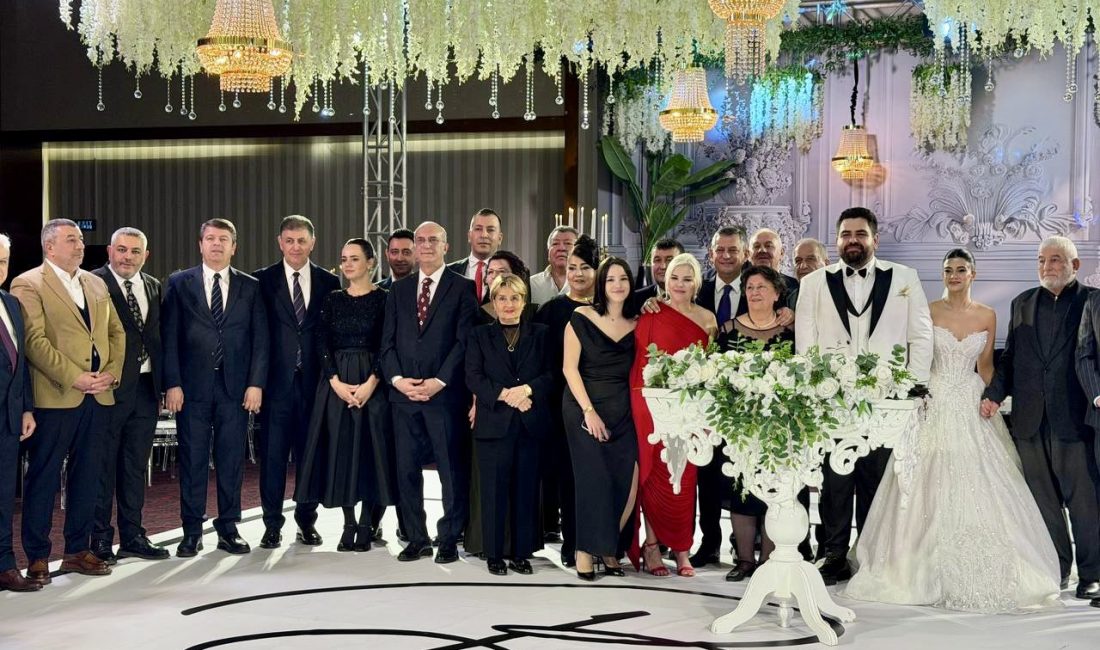 CHP Genel Başkanı Özgür Özel Malatya’da Nikah Şahidi Oldu CHP Genel Başkanı Özgür Özel, Malatya’da gerçekleşen bir düğünde genç