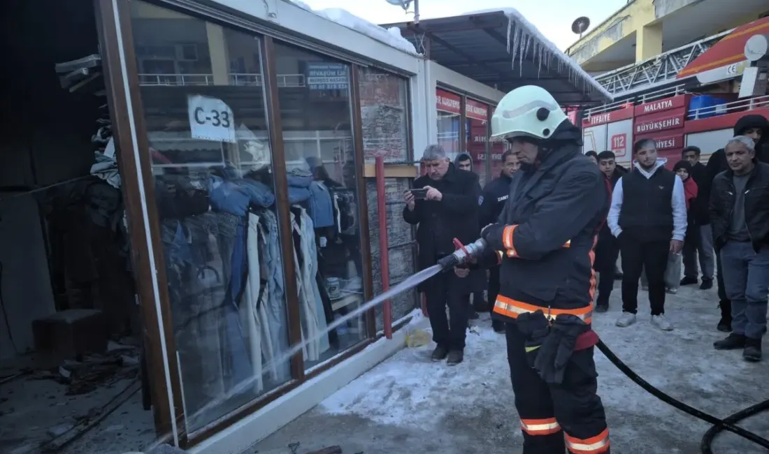 Darende İlçesi’nde bulunan Konteyner Çarşı’da, elektrikli ısıtıcıdan kaynaklandığı değerlendirilen yangın