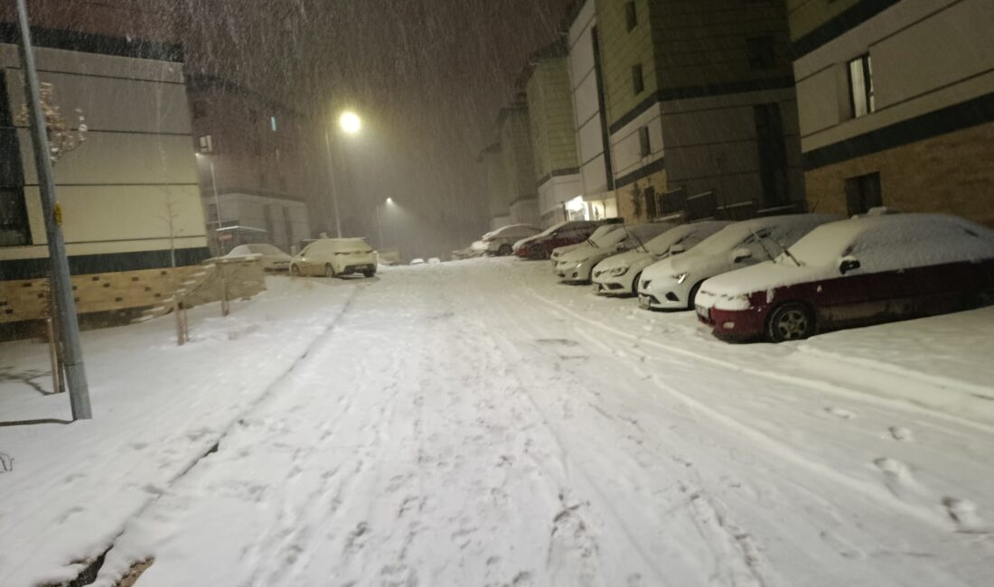 Darende merkezde etkili olan yoğun kar yağışı nedeniyle belediye ekipleri