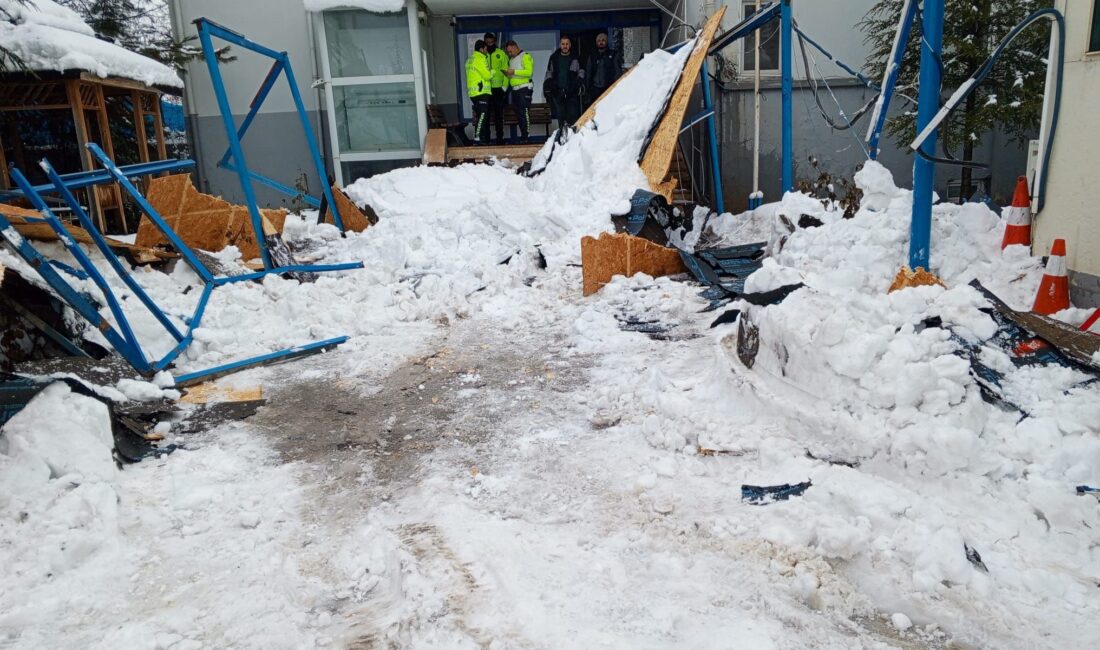 Doğanşehir’de yoğun kar yağışı nedeniyle trafik denetleme istasyonu önündeki sundurmanın