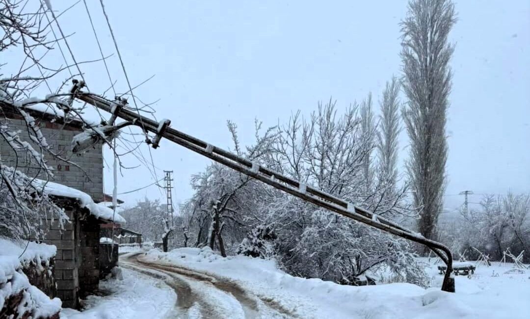Erkenek Mahallesi’nde etkili olan aşırı kar yağışı ve tipi nedeniyle