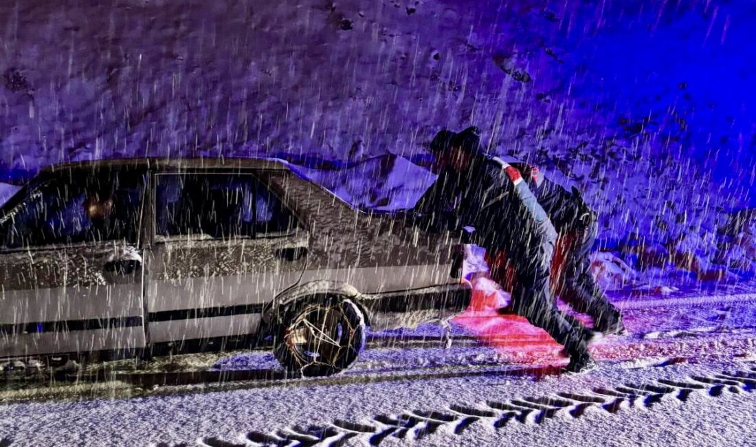 Doğanşehir’de etkili olan yoğun kar yağışı sırasında İlçe Jandarma Komutanlığı