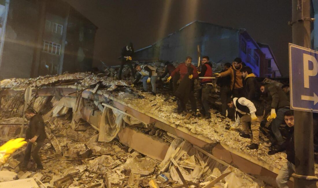 27 Canın Hesabı Mahkemede Soruldu 6 Şubat depremlerinde 27 kişinin hayatını kaybettiği Malatya’daki Ergün Apartmanı