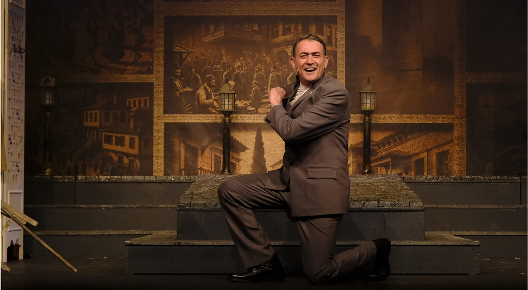 İzmir Devlet Tiyatrosu, tarihsel arka planı güçlü ve anlatımıyla dikkat