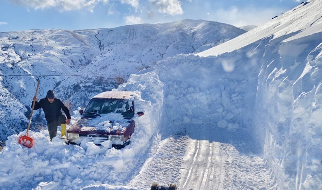 Kale ilçesinde yoğun kar ve tipi nedeniyle kara gömülen araç,