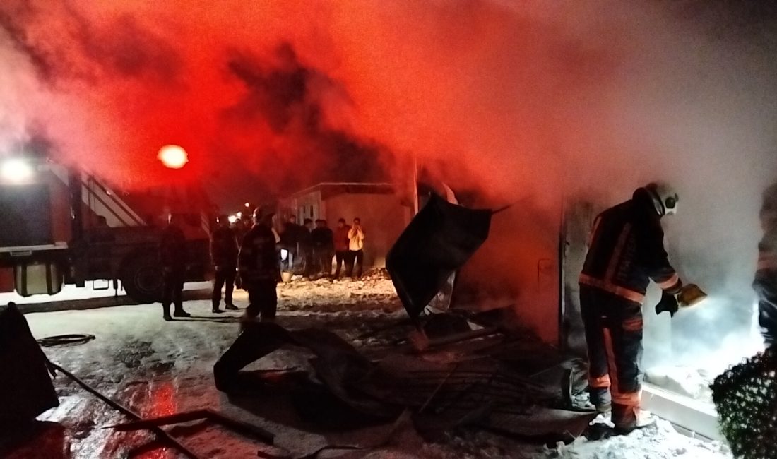 Konteyner Kent’te çıkan yangın, itfaiye ekiplerinin müdahalesiyle söndürülürken maddi hasar