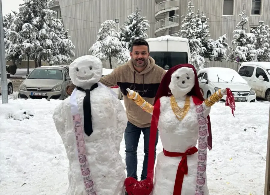 Malatya’da kardan gelin damat yapan esnaflarun eğlencesi güldürdü.