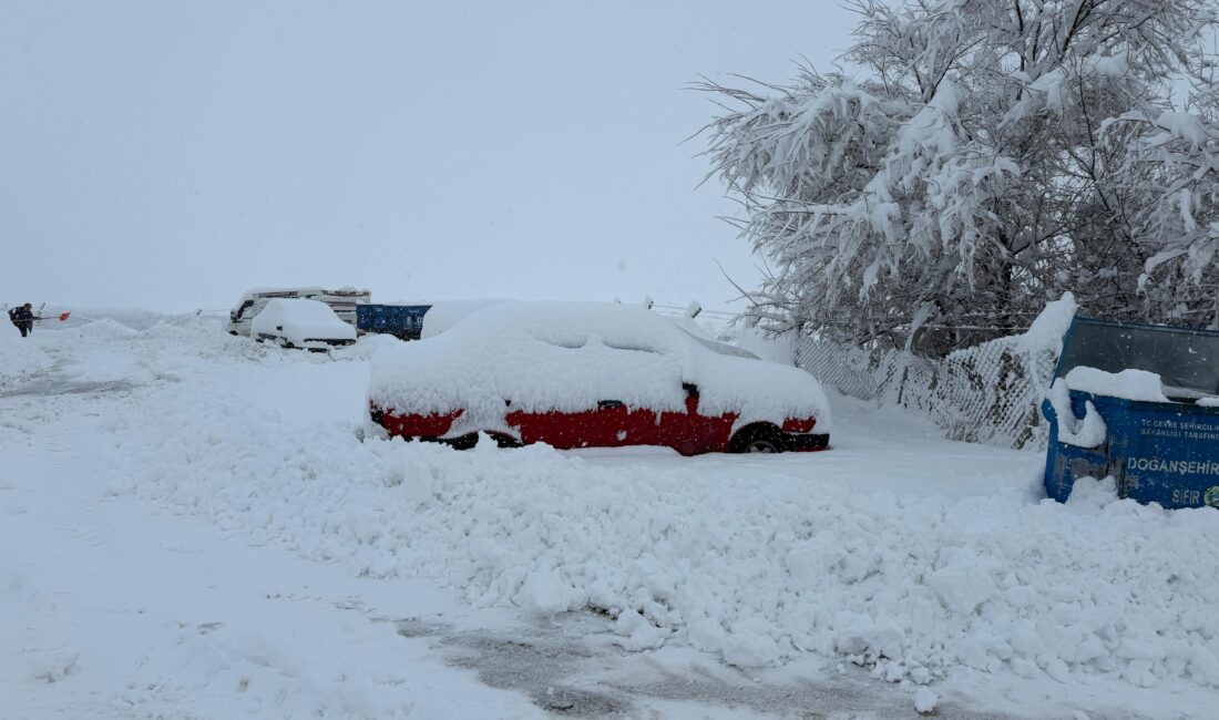 Malatya’da gece saatlerinden itibaren etkisini artıran kar yağışı, özellikle yüksek