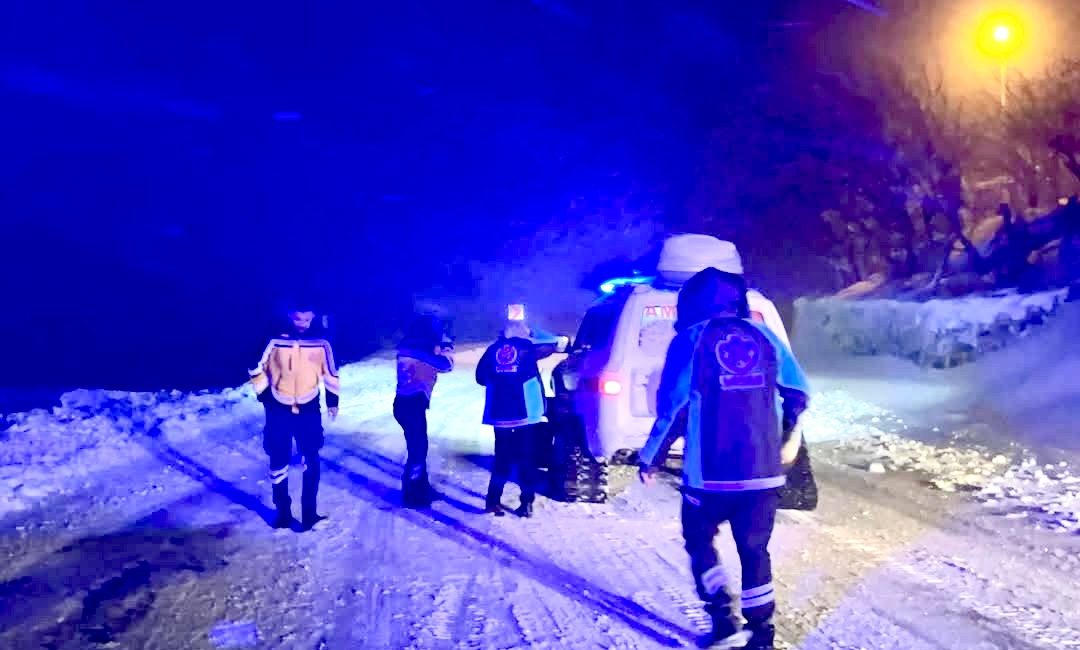 Yoğun kar nedeniyle yolu kapanan köyde doğum sancıları başlayan gebe