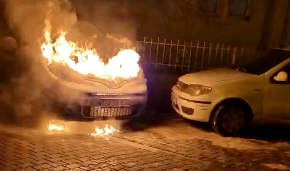 Vali Konağı Caddesi yakınlarında park halindeki hafif ticari araçta çıkan