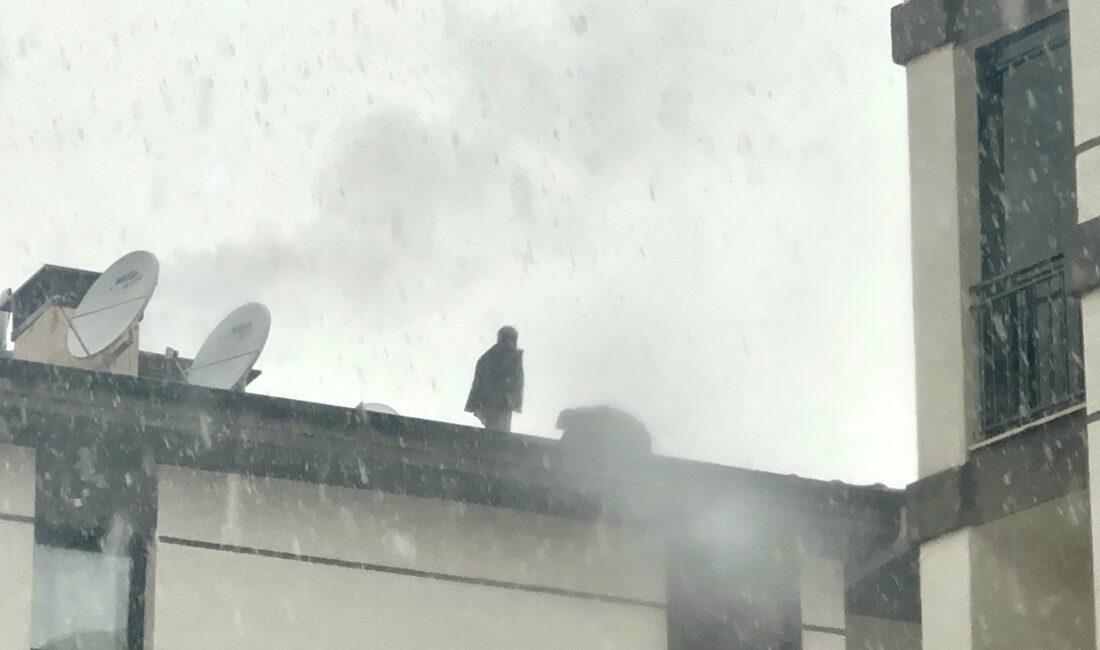 Malatya'da TOKİ Evlerinde yaşanan olayda çatıya çıkan işçi, polis ekiplerince