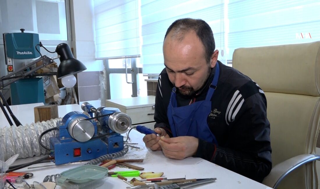 Malatya’da Tespih Ustalığı Gelenekten Geleceğe Taşınıyor Malatya’da geleneksel tespih ustalığı, doğal malzemeler, el emeği ve usta-çırak