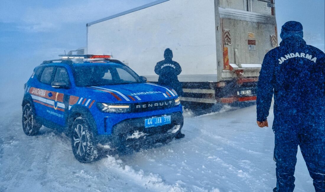 Yoğun kar yağışı nedeniyle Malatya–Kayseri karayolunda, Malatya merkezden Gürün ilçe