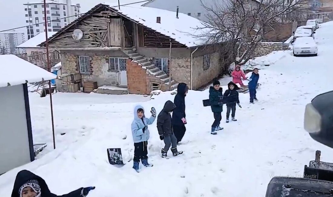Tecde’de kar temizliğine çocuk molası Yeşilyurt ilçesinde kar yağışı sonrası sokağa giren iş makinesine izin