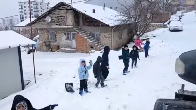 Yeşilyurt ilçesinde kar yağışı sonrası sokağa giren iş makinesine izin