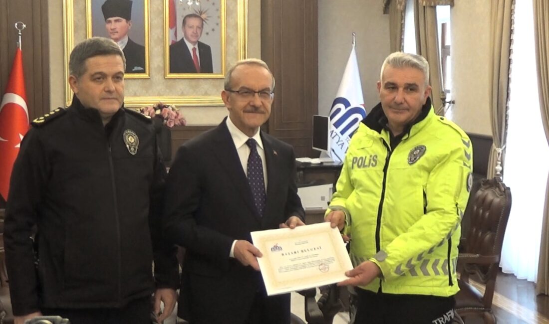 TFF 3. Lig’de oynanan Yeşilyurtspor–12 Bingölspor karşılaşmasında üşüyen bir çocuğa