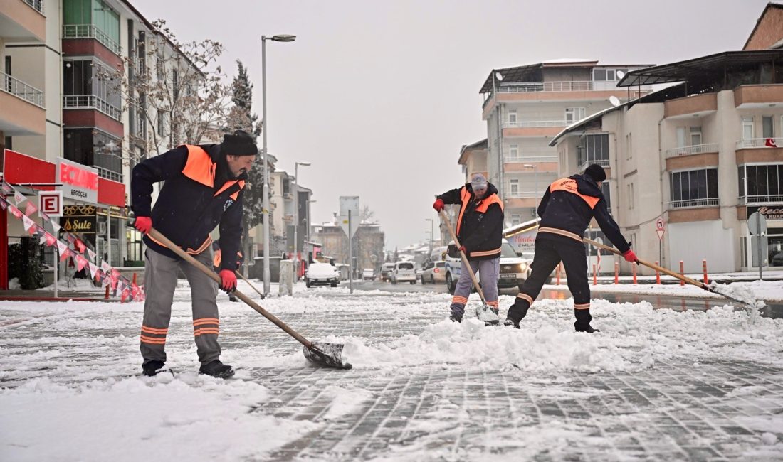 Yeşilyurt Belediyesi, etkili olan kar yağışıyla birlikte vatandaşların günlük yaşamının