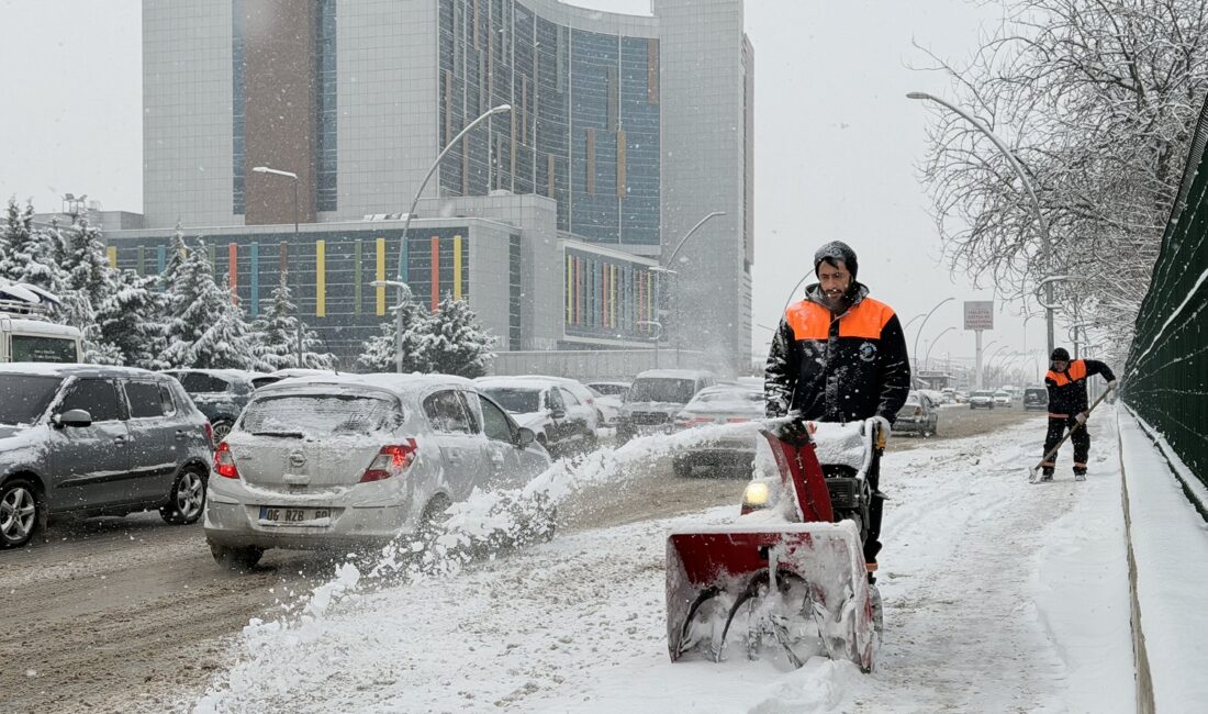 Yeşilyurt Belediyesi, etkisini artırarak devam eden yoğun kar yağışına karşı