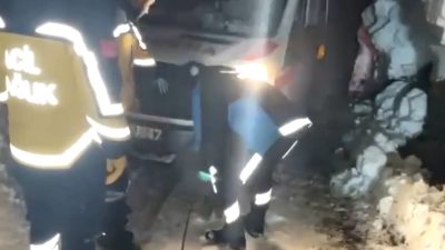 Yoğun kar yağışı ve kapalı yollar nedeniyle ulaşımın güçleştiği bölgede,